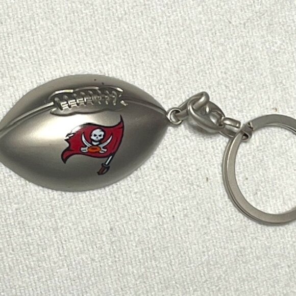 Tampa Bay Buccaneers NFL Football Shaped Key Chain Key Ring 4" Silver Red - Picture 1 of 13